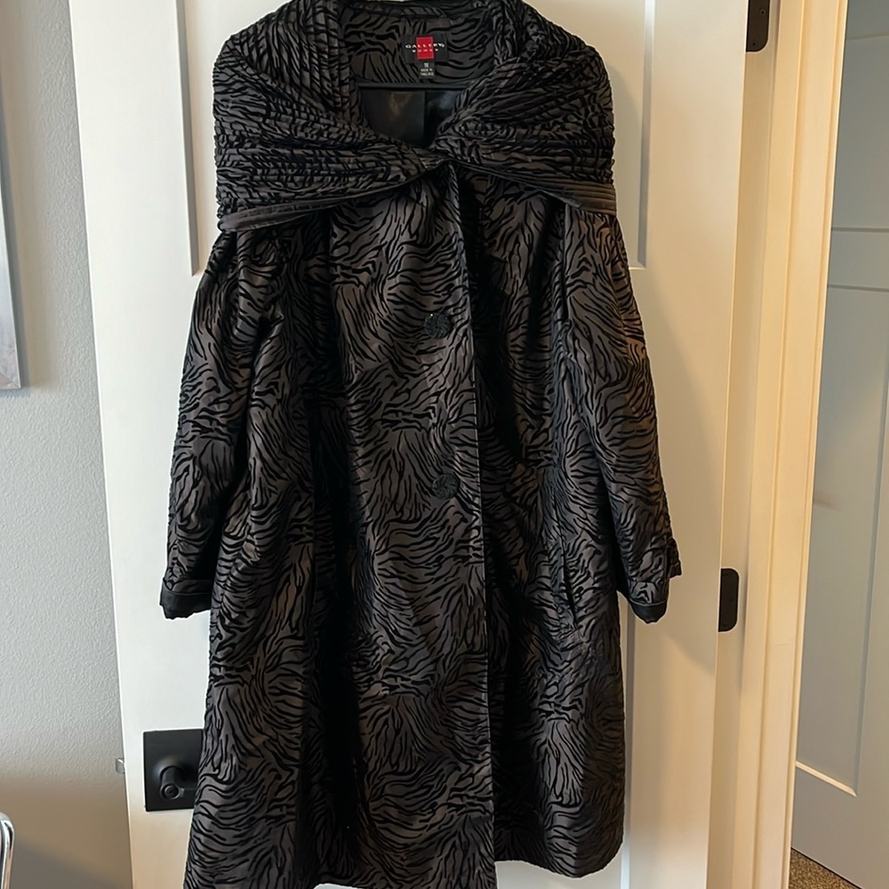 long dressy coat. Gallery Woman. Plus size. Zebra print​